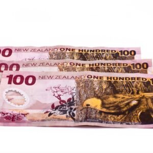 100 New zealand dollar bills